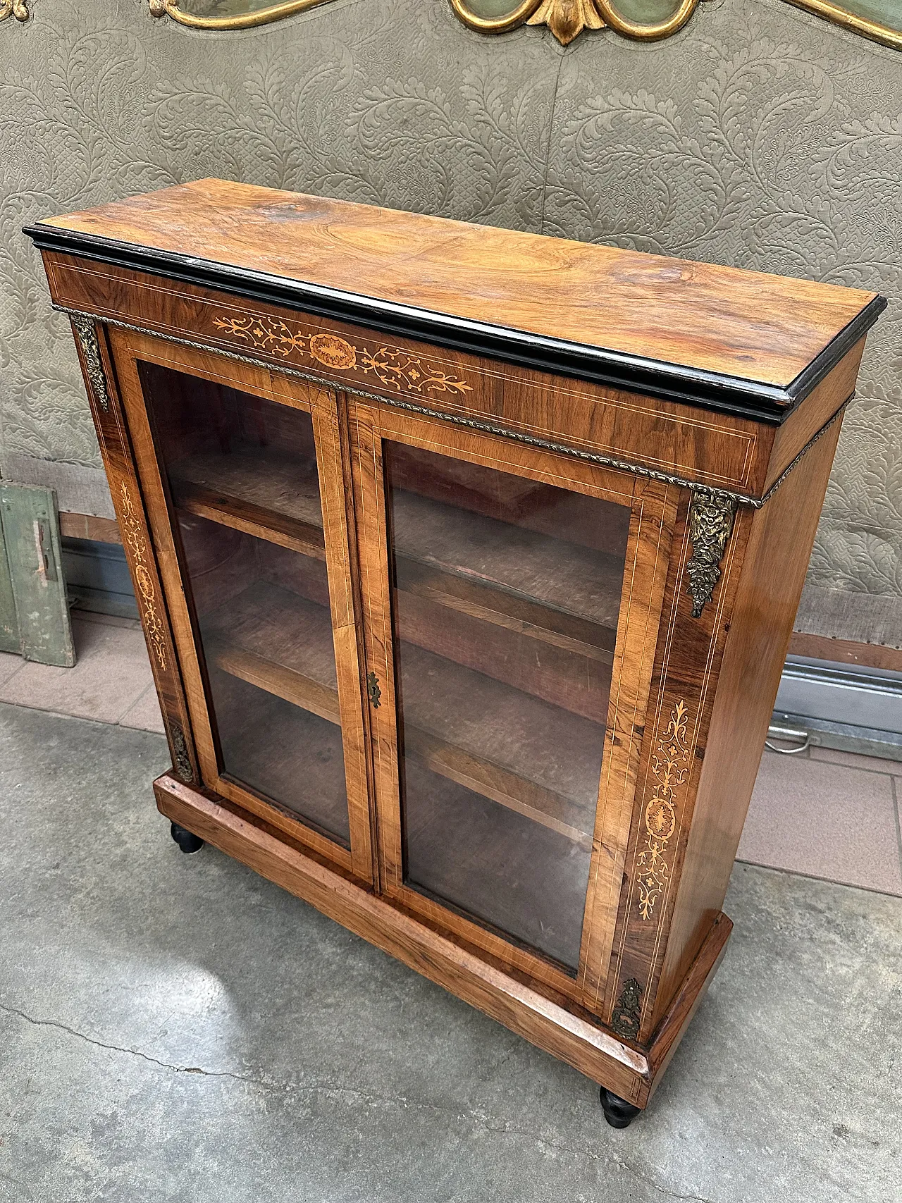 Victorian display cabinet with inlays and bronzes in walnut root, mid-19th century 3