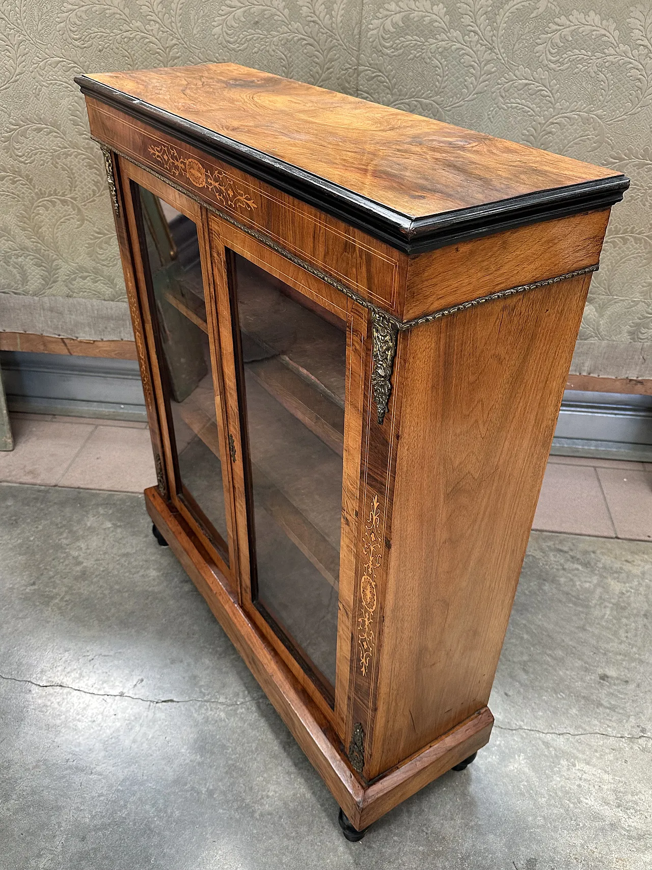 Victorian display cabinet with inlays and bronzes in walnut root, mid-19th century 4