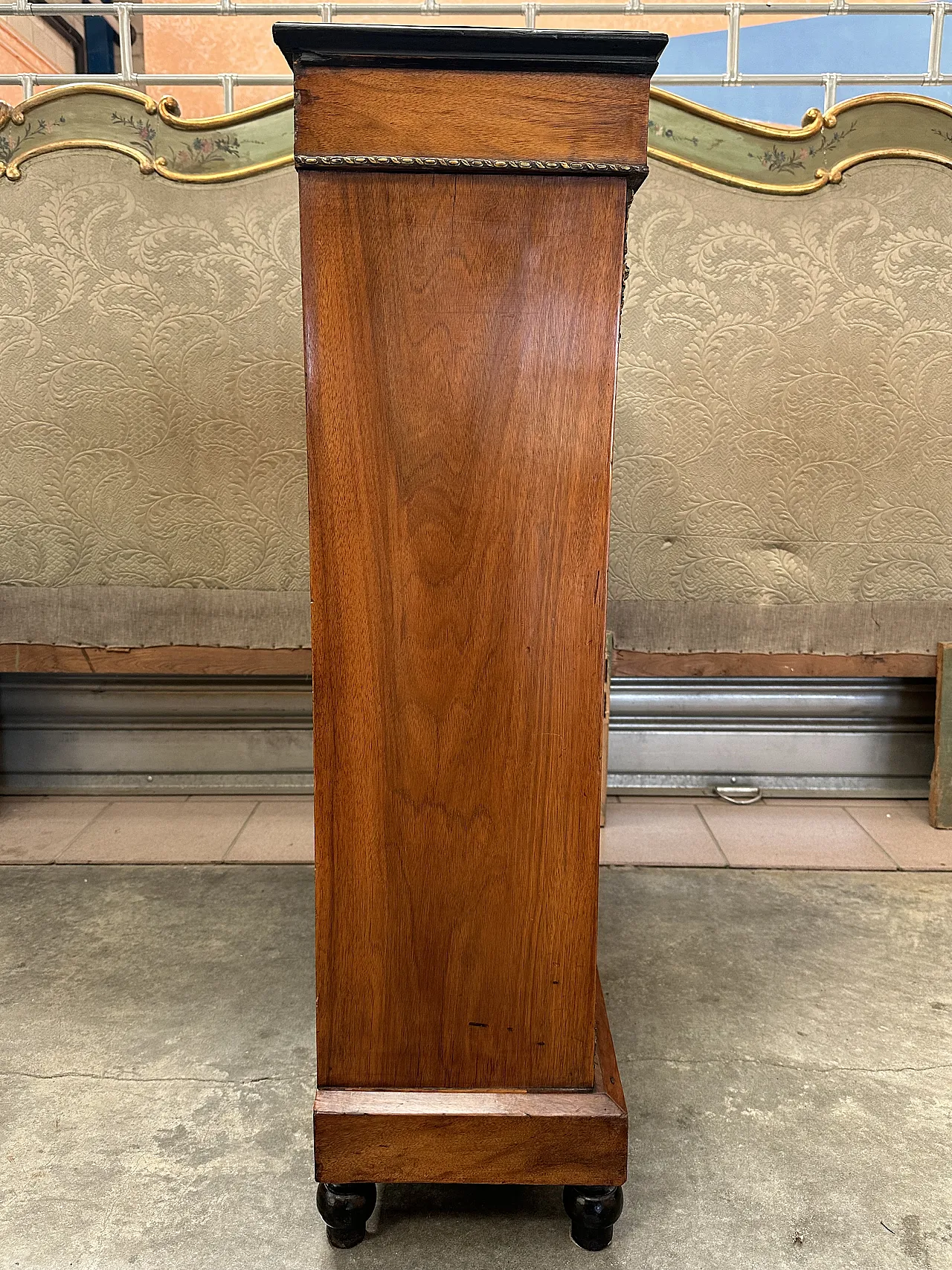 Victorian display cabinet with inlays and bronzes in walnut root, mid-19th century 6