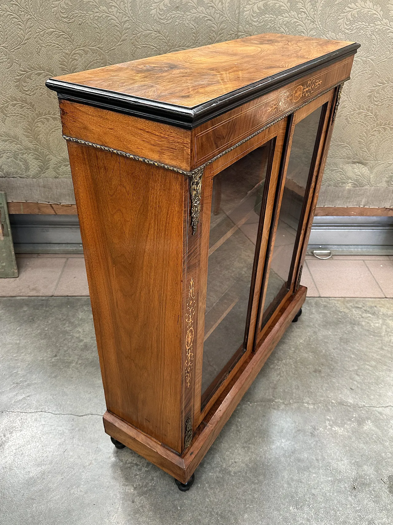 Victorian display cabinet with inlays and bronzes in walnut root, mid-19th century 7