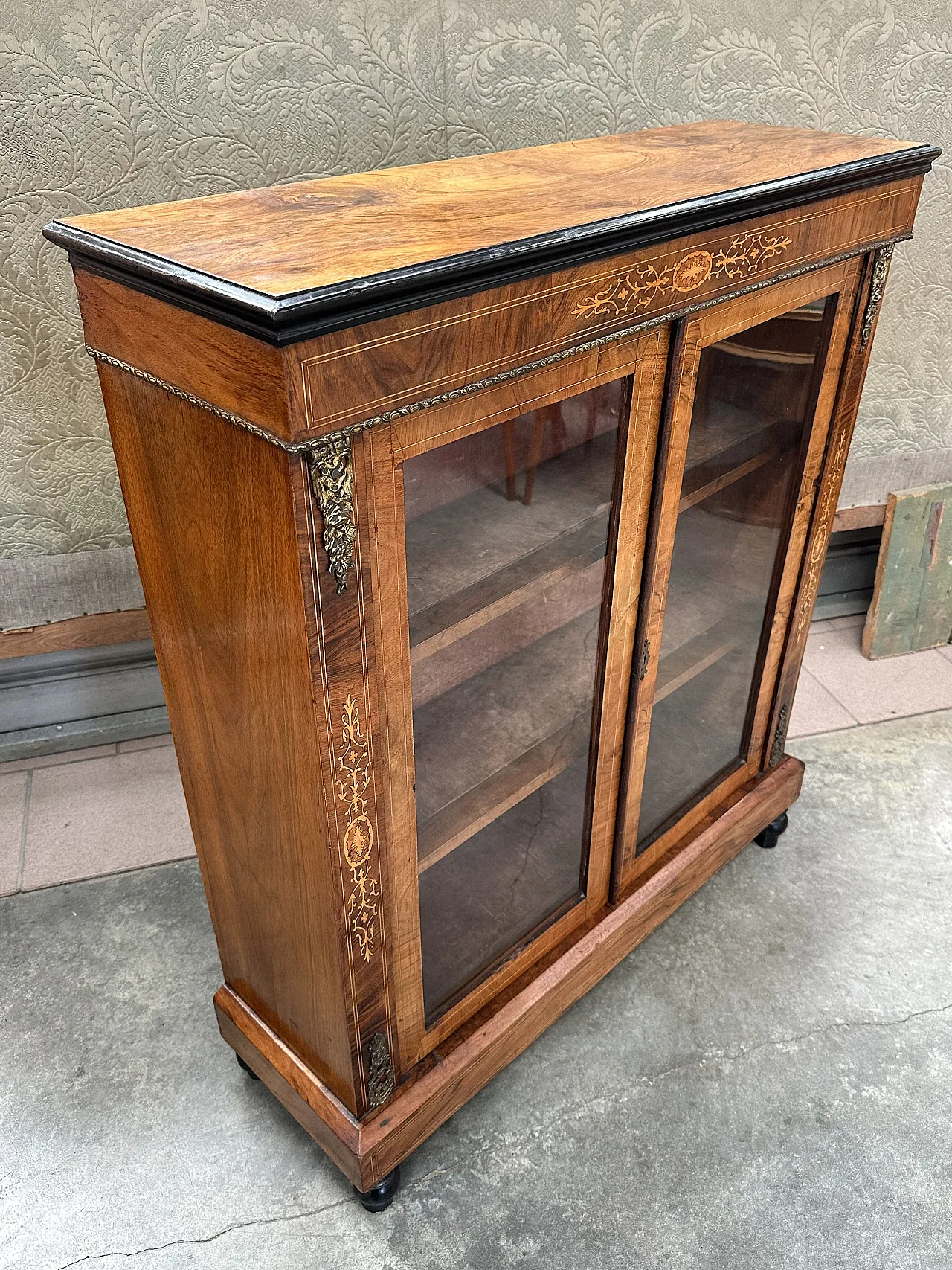 Victorian display cabinet with inlays and bronzes in walnut root, mid-19th century 8