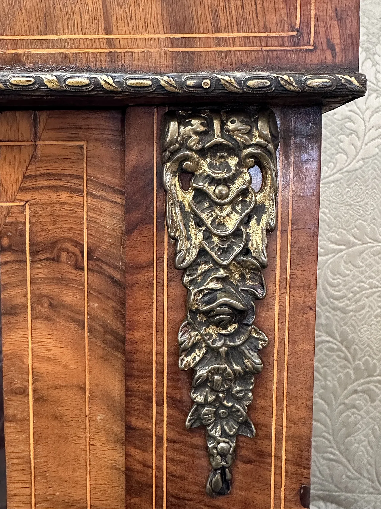 Victorian display cabinet with inlays and bronzes in walnut root, mid-19th century 10