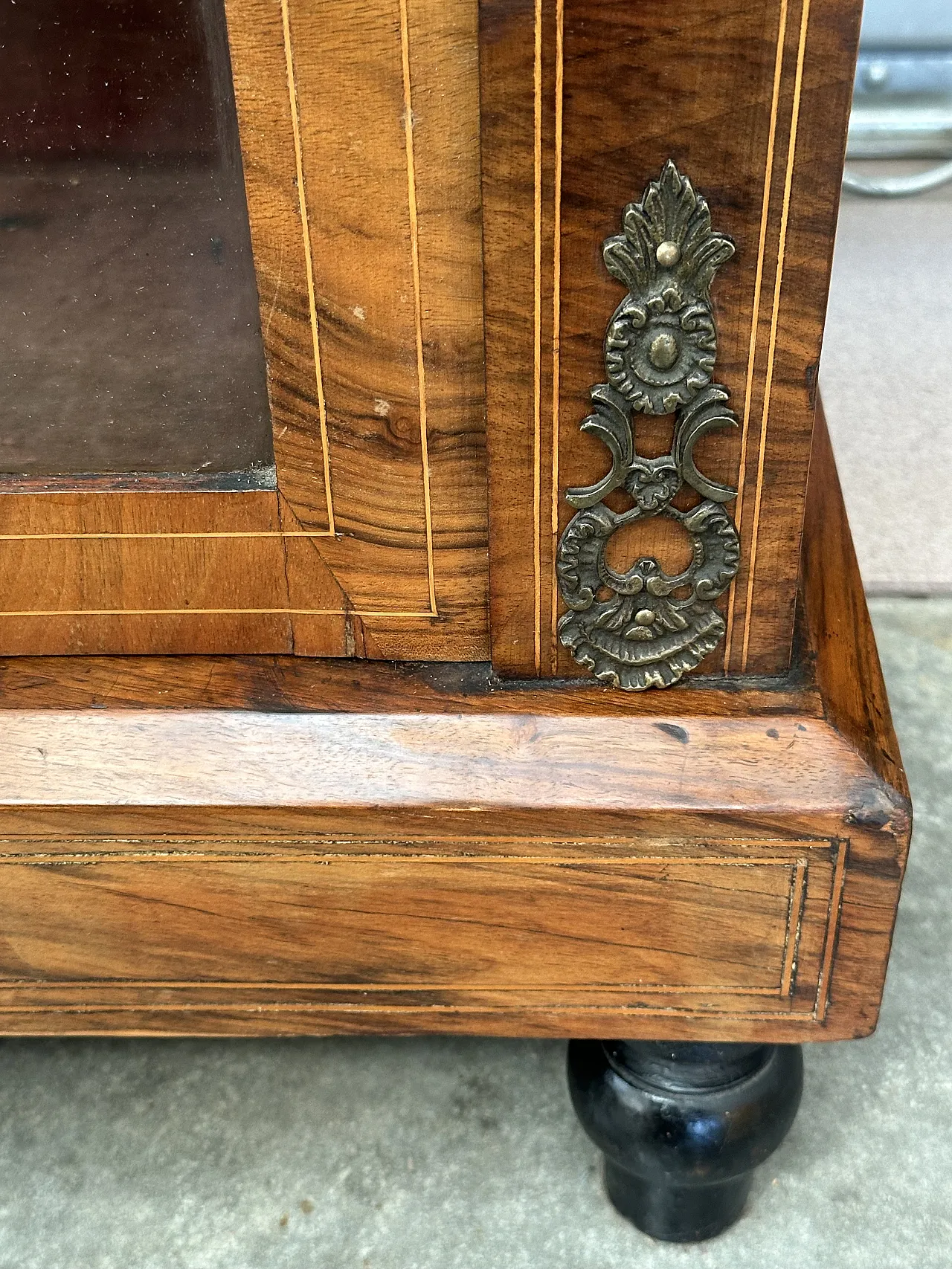 Victorian display cabinet with inlays and bronzes in walnut root, mid-19th century 11