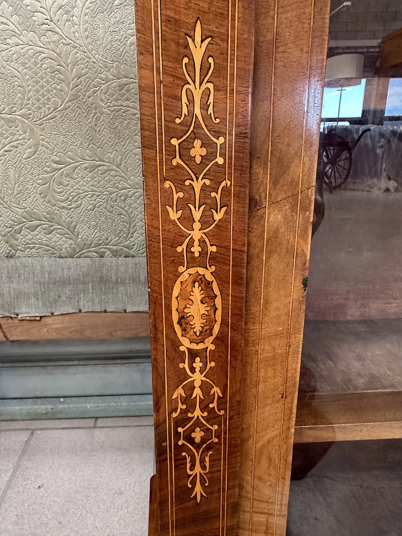 Victorian display cabinet with inlays and bronzes in walnut root, mid-19th century 12