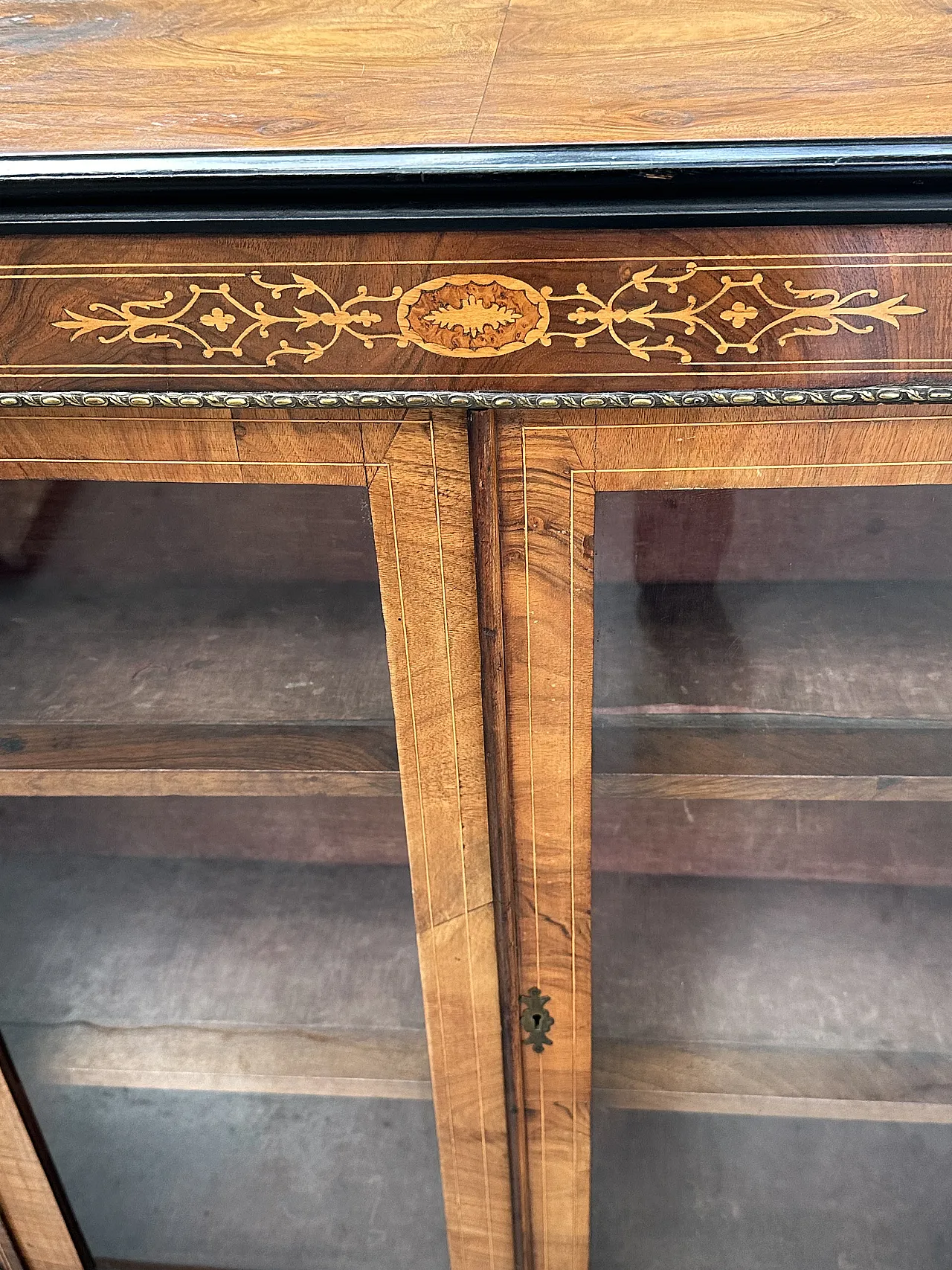 Victorian display cabinet with inlays and bronzes in walnut root, mid-19th century 13