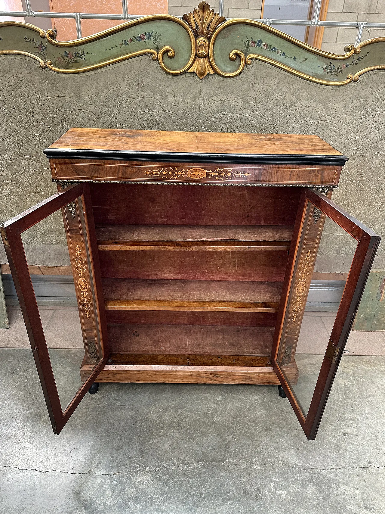 Victorian display cabinet with inlays and bronzes in walnut root, mid-19th century 16