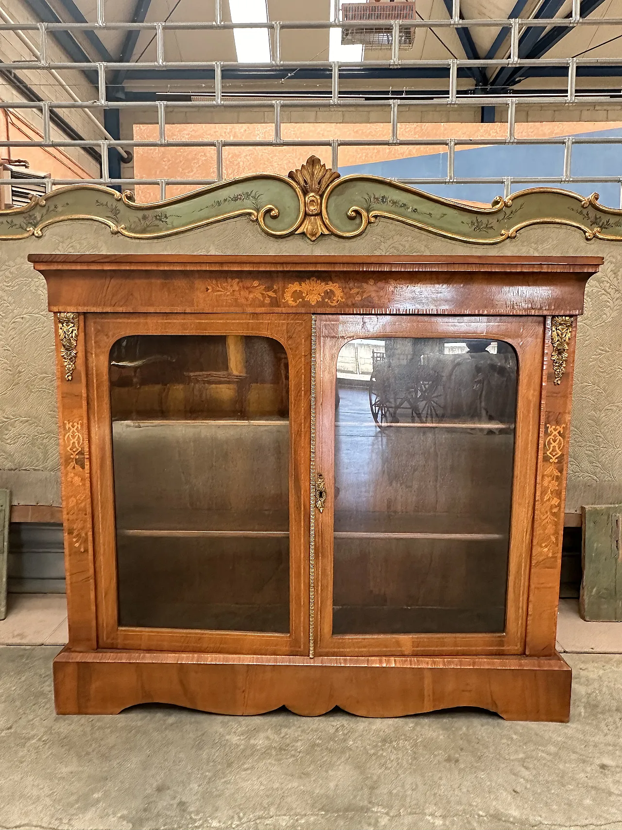 Victorian display cabinet with inlays and bronzes in walnut root, mid-19th century 1