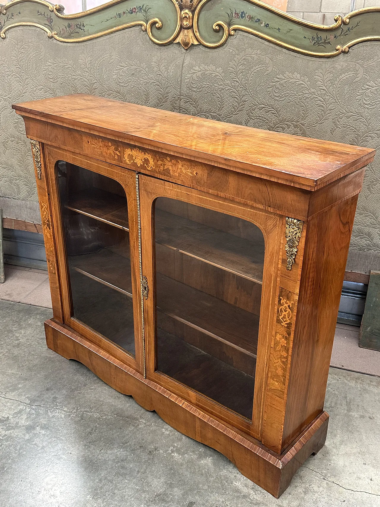 Victorian display cabinet with inlays and bronzes in walnut root, mid-19th century 2