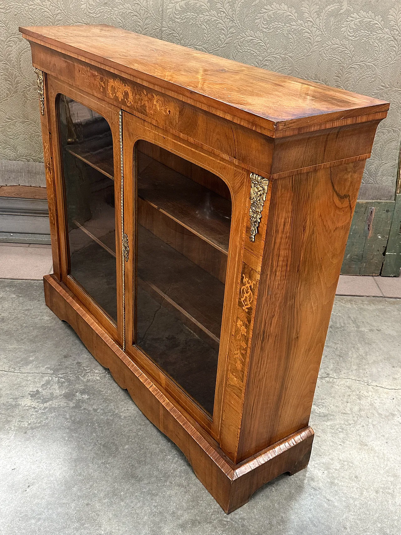 Victorian display cabinet with inlays and bronzes in walnut root, mid-19th century 3