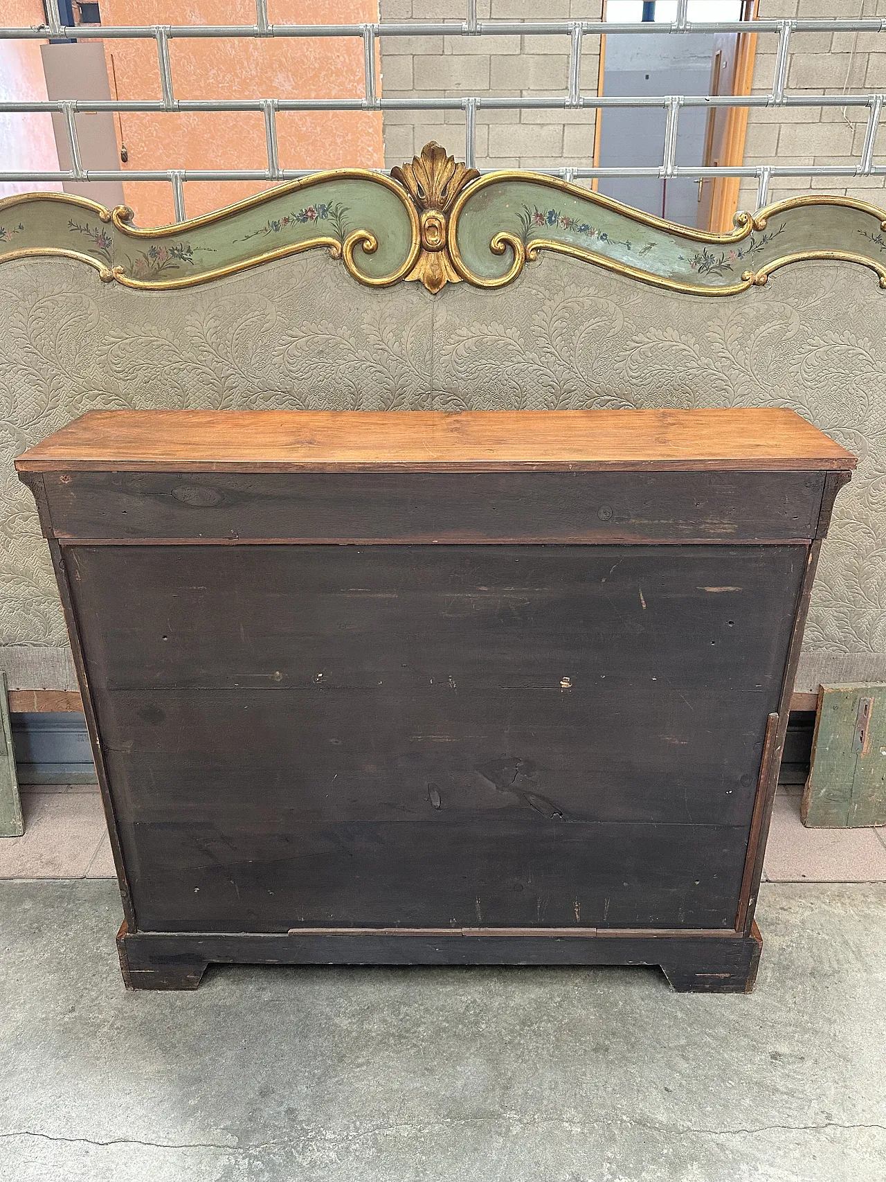 Victorian display cabinet with inlays and bronzes in walnut root, mid-19th century 5