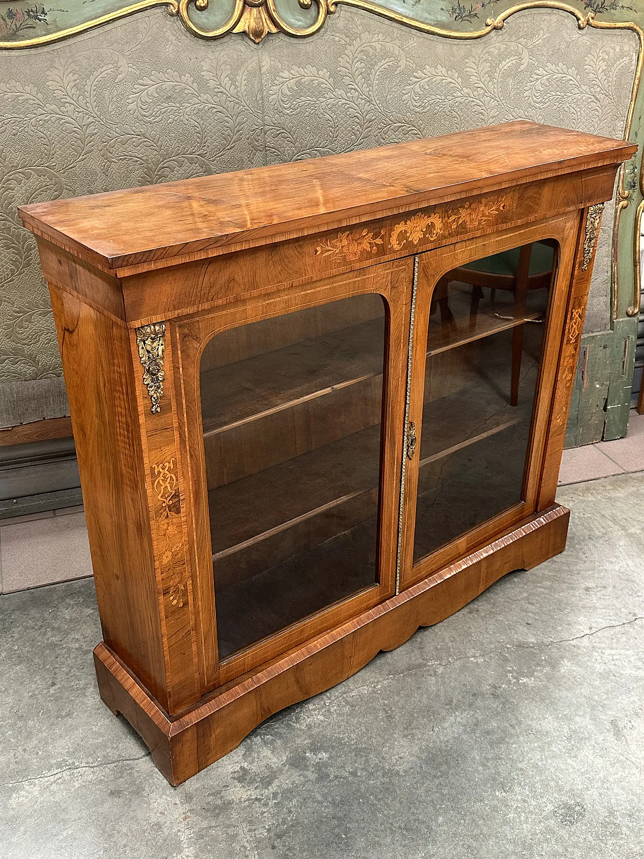 Victorian display cabinet with inlays and bronzes in walnut root, mid-19th century 6