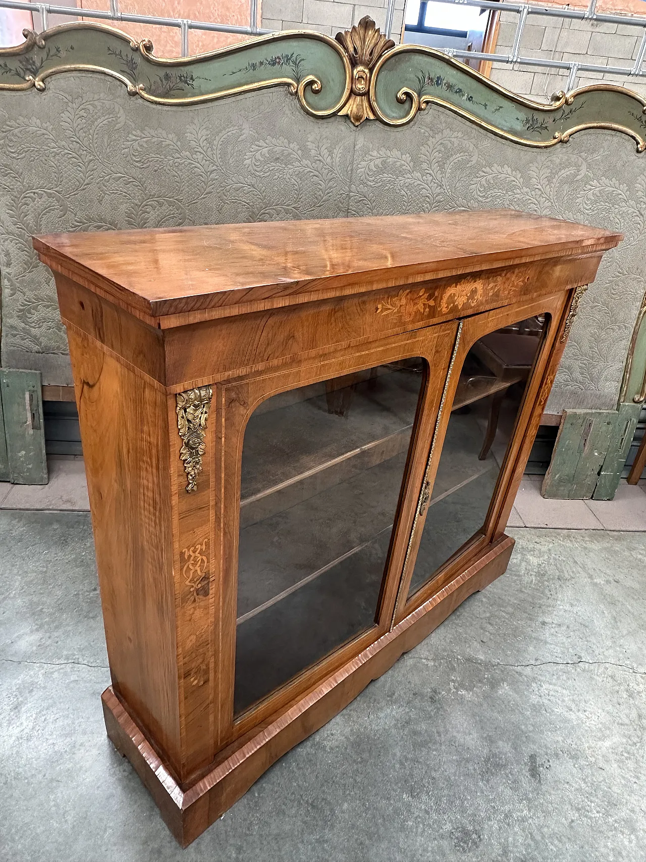 Victorian display cabinet with inlays and bronzes in walnut root, mid-19th century 7
