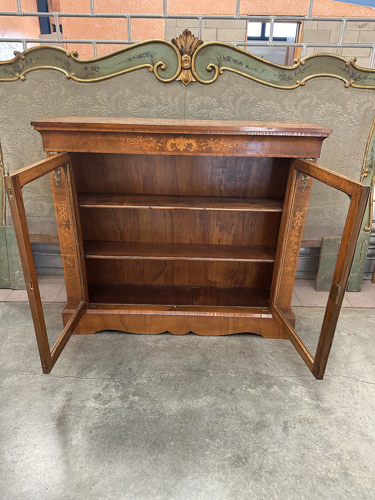 Victorian display cabinet with inlays and bronzes in walnut root, mid-19th century 9