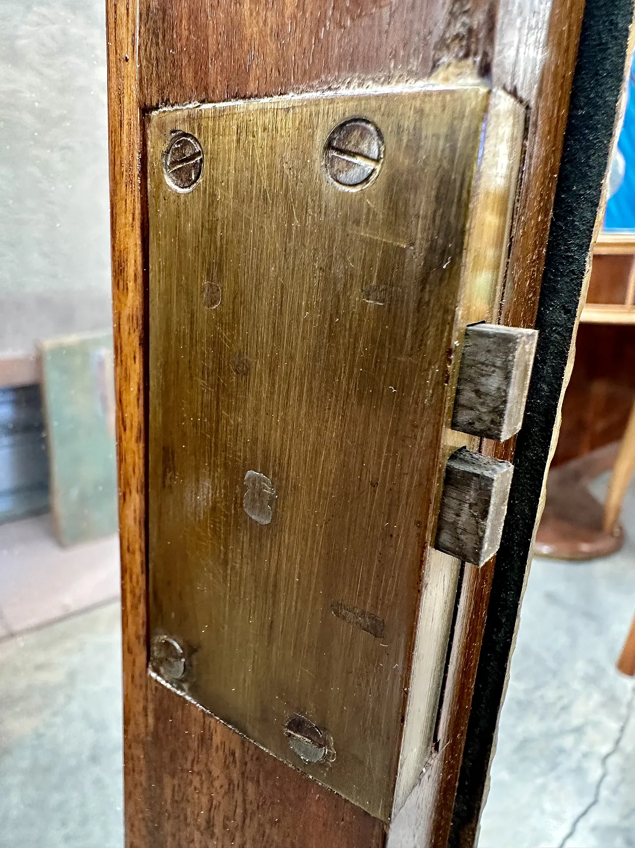 Victorian display cabinet with inlays and bronzes in walnut root, mid-19th century 11