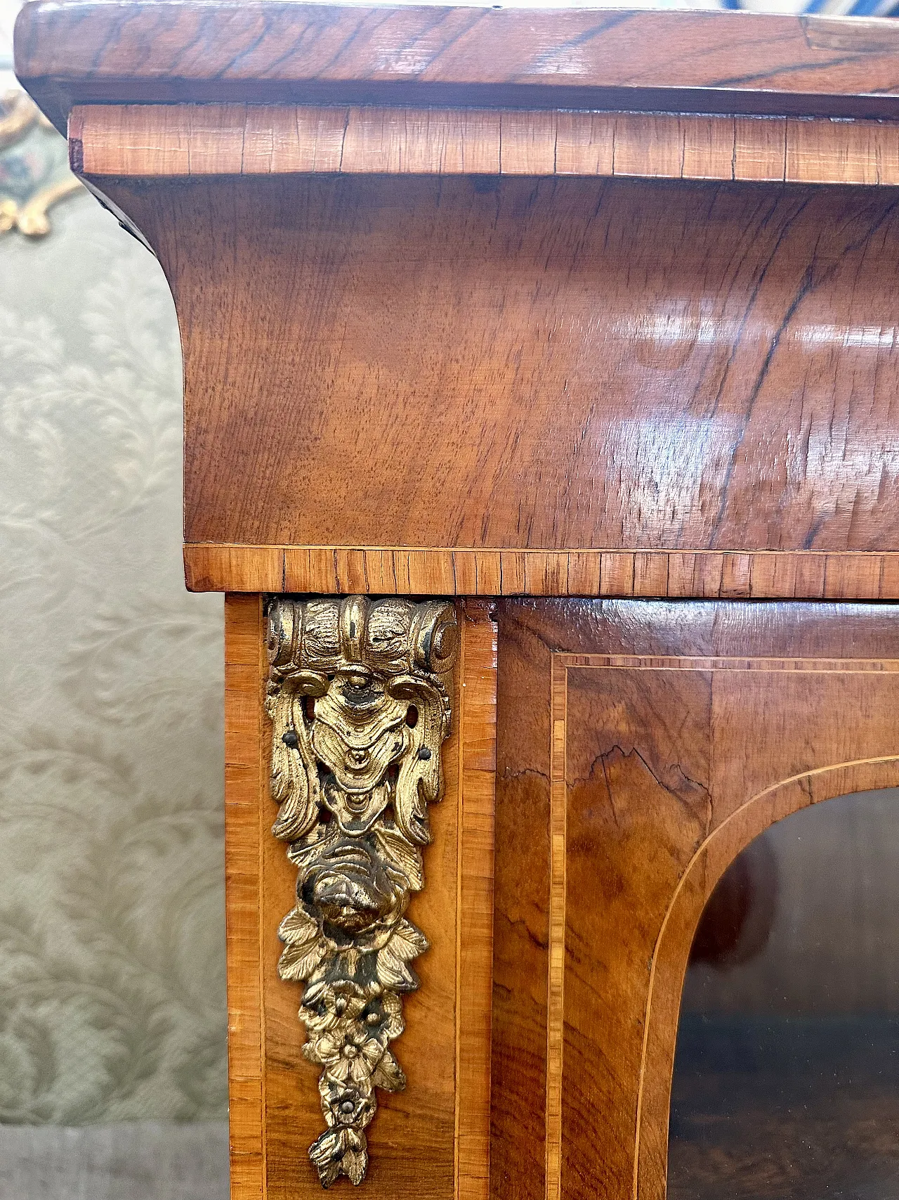 Victorian display cabinet with inlays and bronzes in walnut root, mid-19th century 12