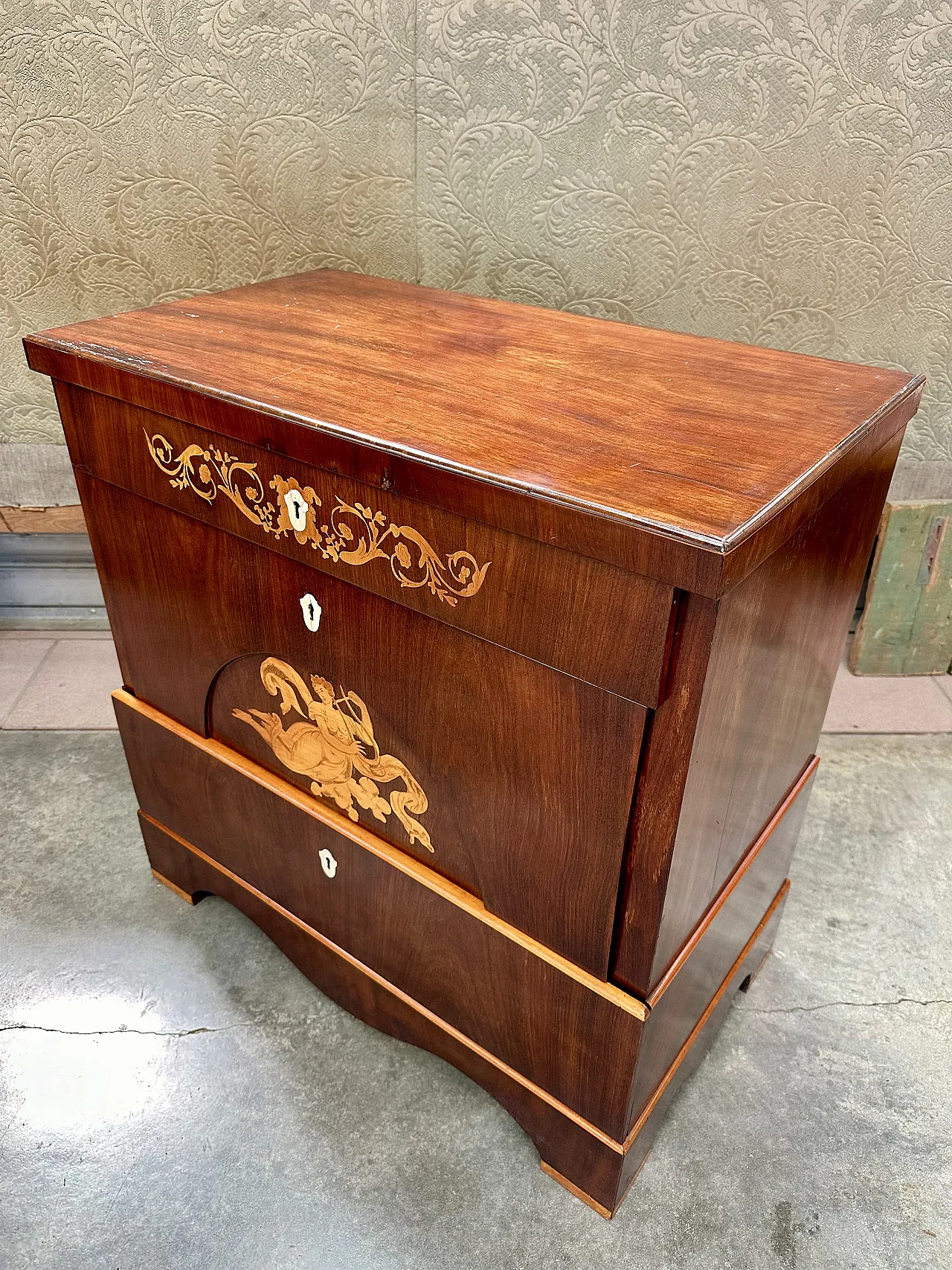 Biedermeier chest of drawers inlaid in mahogany, bone escutcheons, early 19th century 1