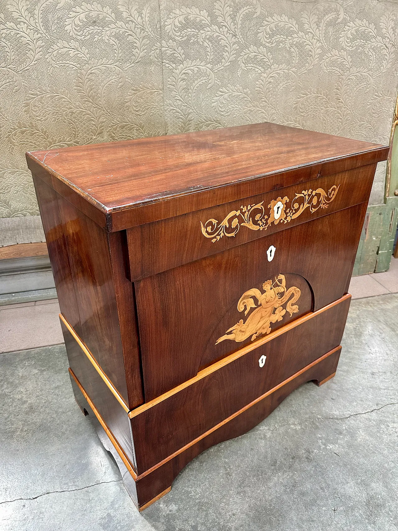 Biedermeier chest of drawers inlaid in mahogany, bone escutcheons, early 19th century 3