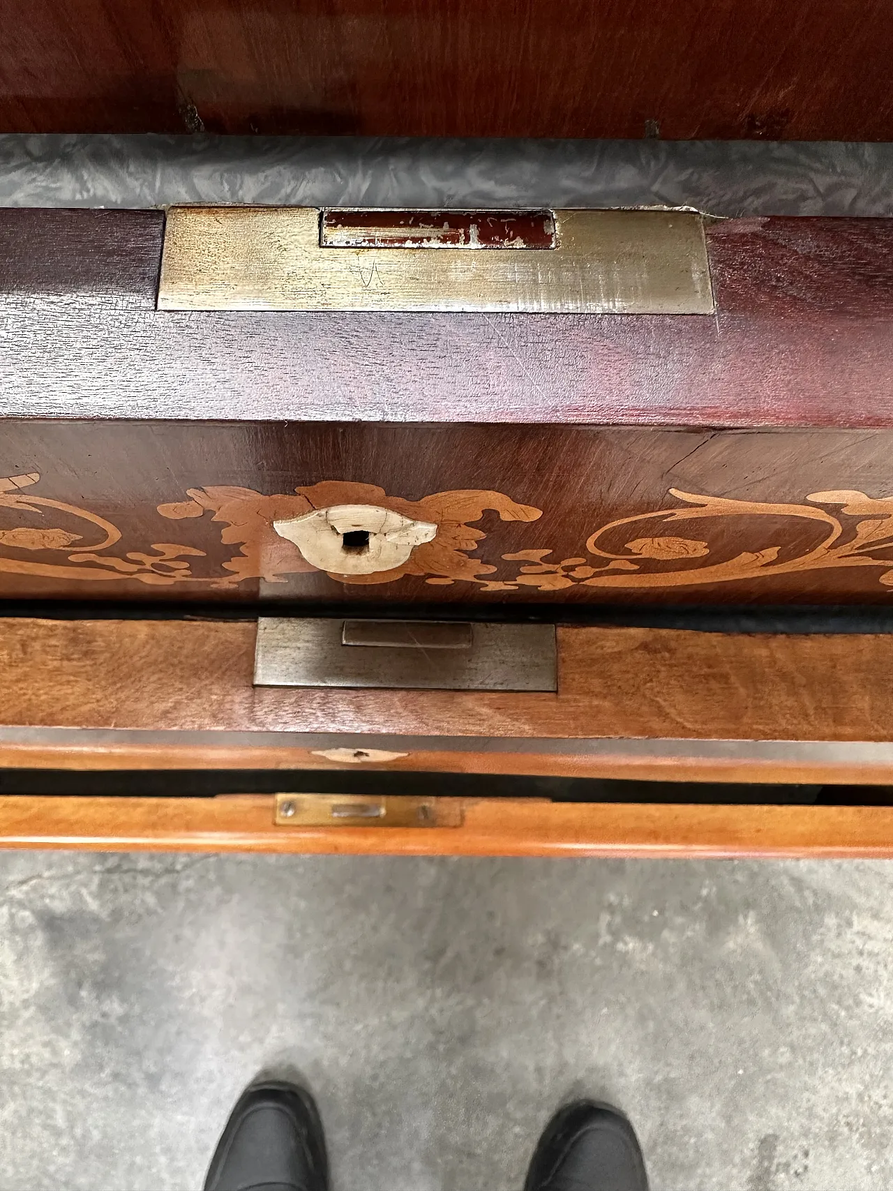 Biedermeier chest of drawers inlaid in mahogany, bone escutcheons, early 19th century 7