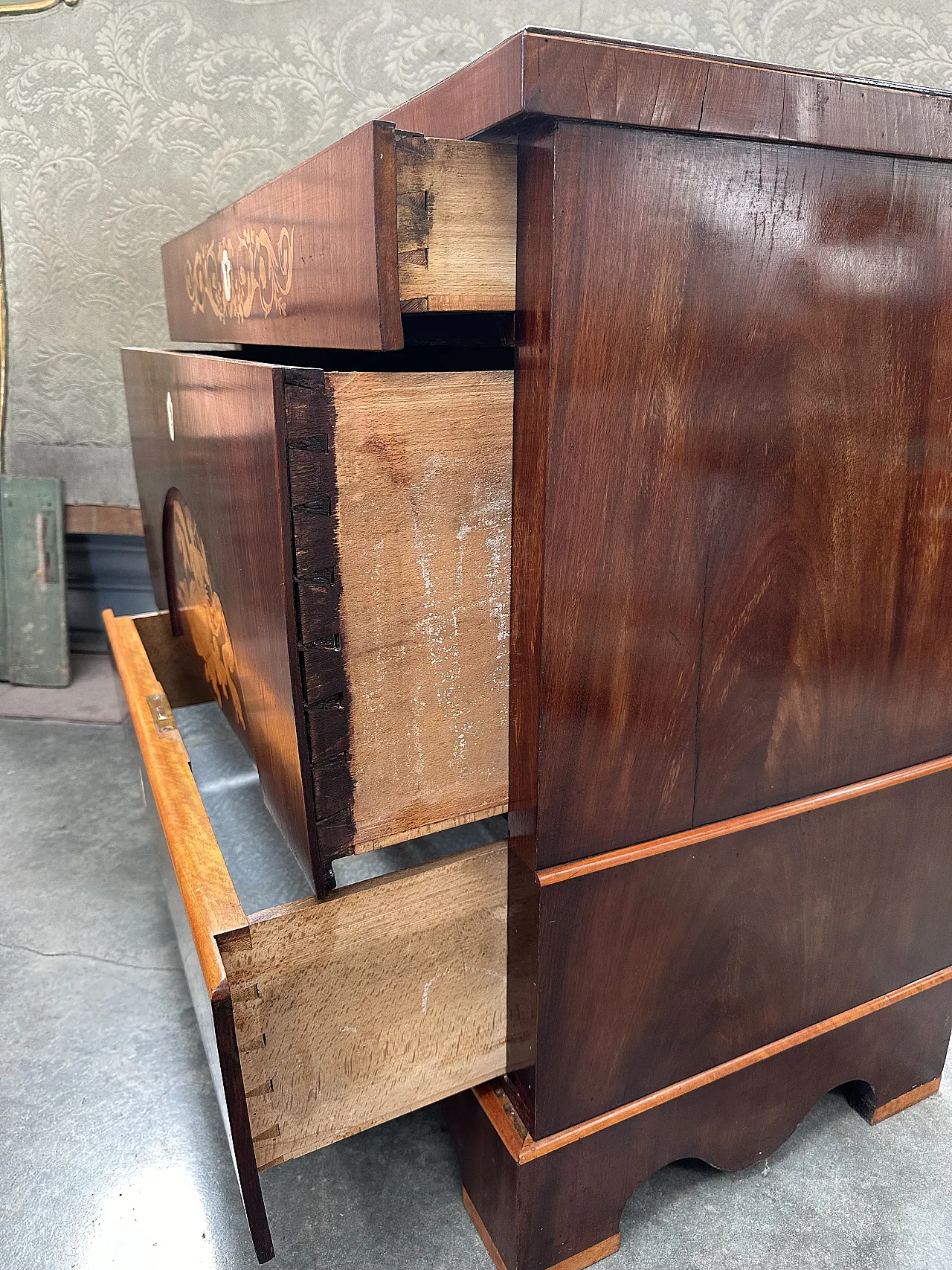 Biedermeier chest of drawers inlaid in mahogany, bone escutcheons, early 19th century 8