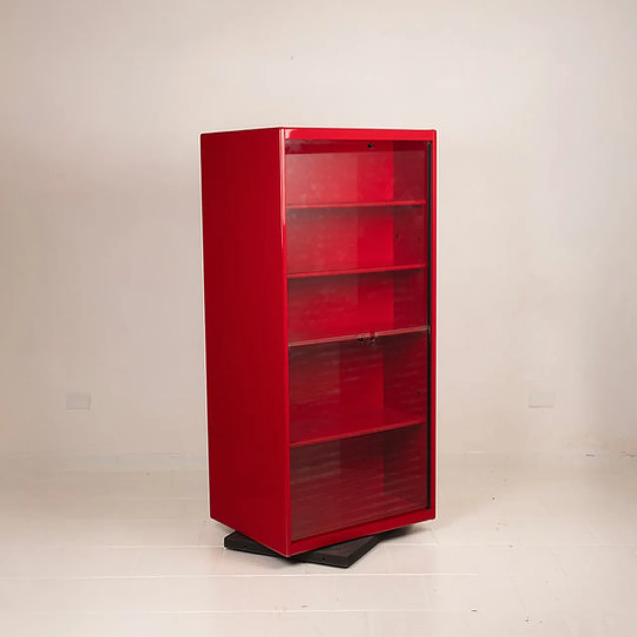 Vetrina girevole bifacciale in lacca rossa di Arflex, anni '80 1