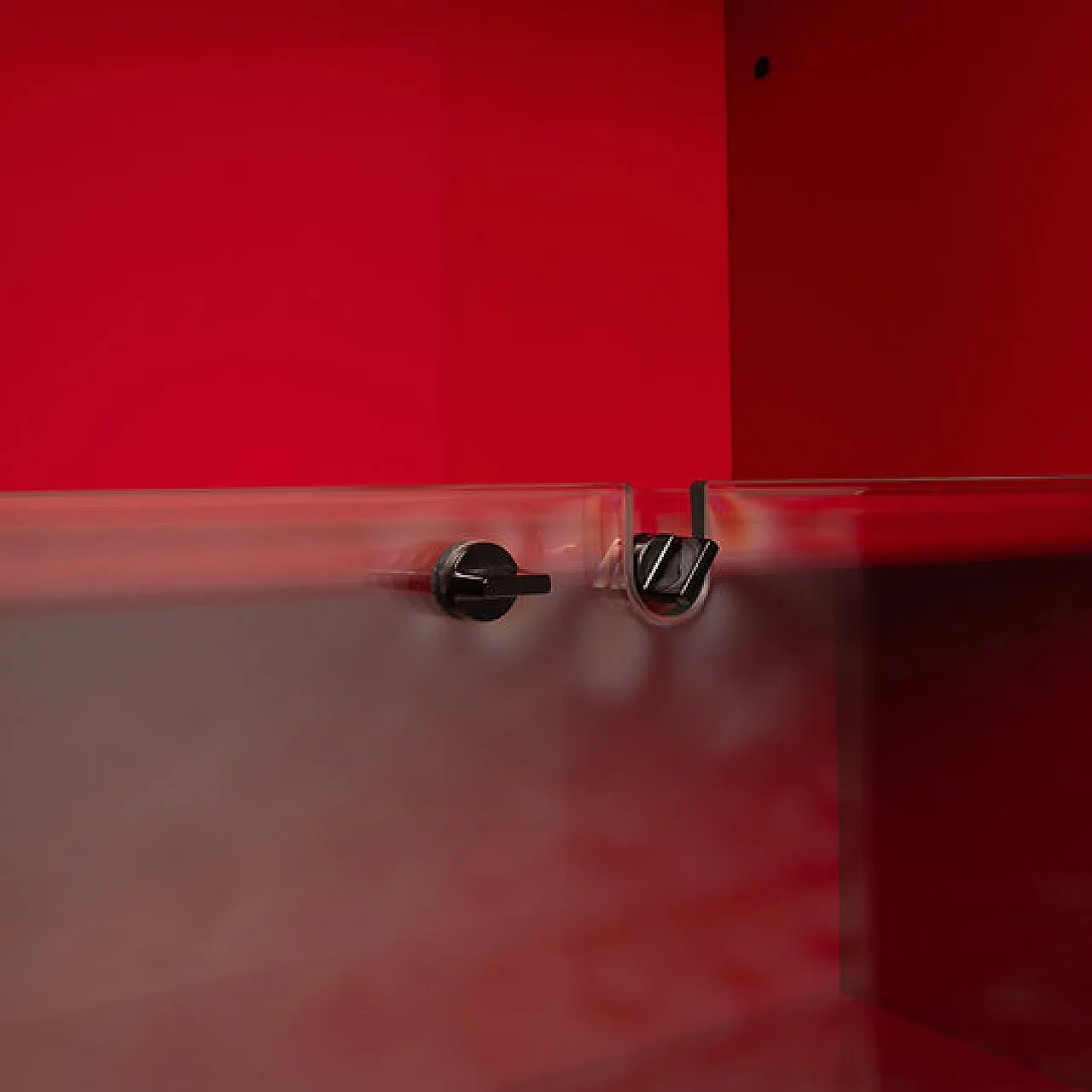 Vetrina girevole bifacciale in lacca rossa di Arflex, anni '80 4