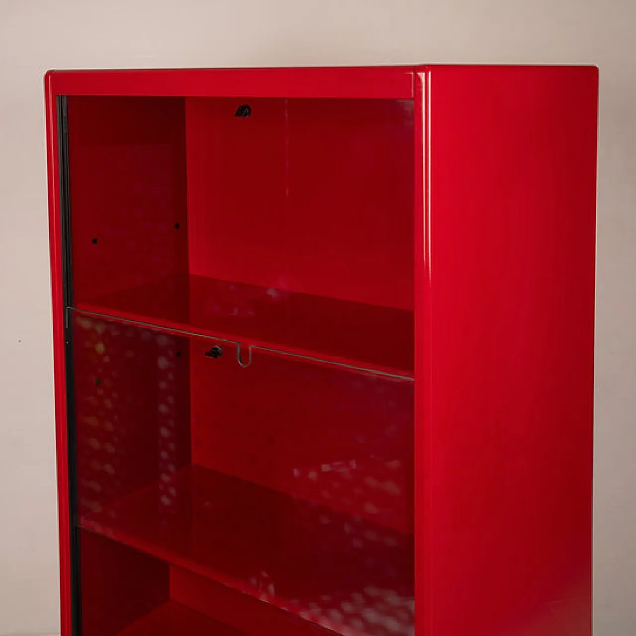 Vetrina girevole bifacciale in lacca rossa di Arflex, anni '80 5