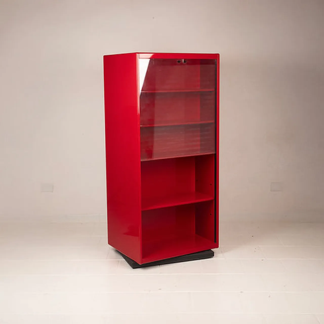 Vetrina girevole bifacciale in lacca rossa di Arflex, anni '80 7