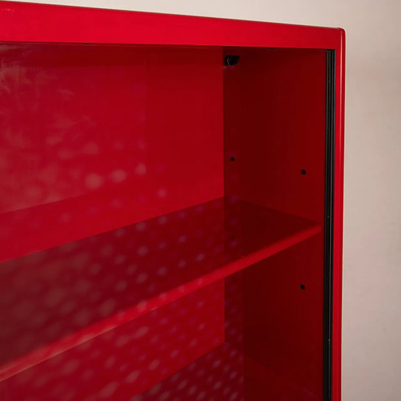Vetrina girevole bifacciale in lacca rossa di Arflex, anni '80 10