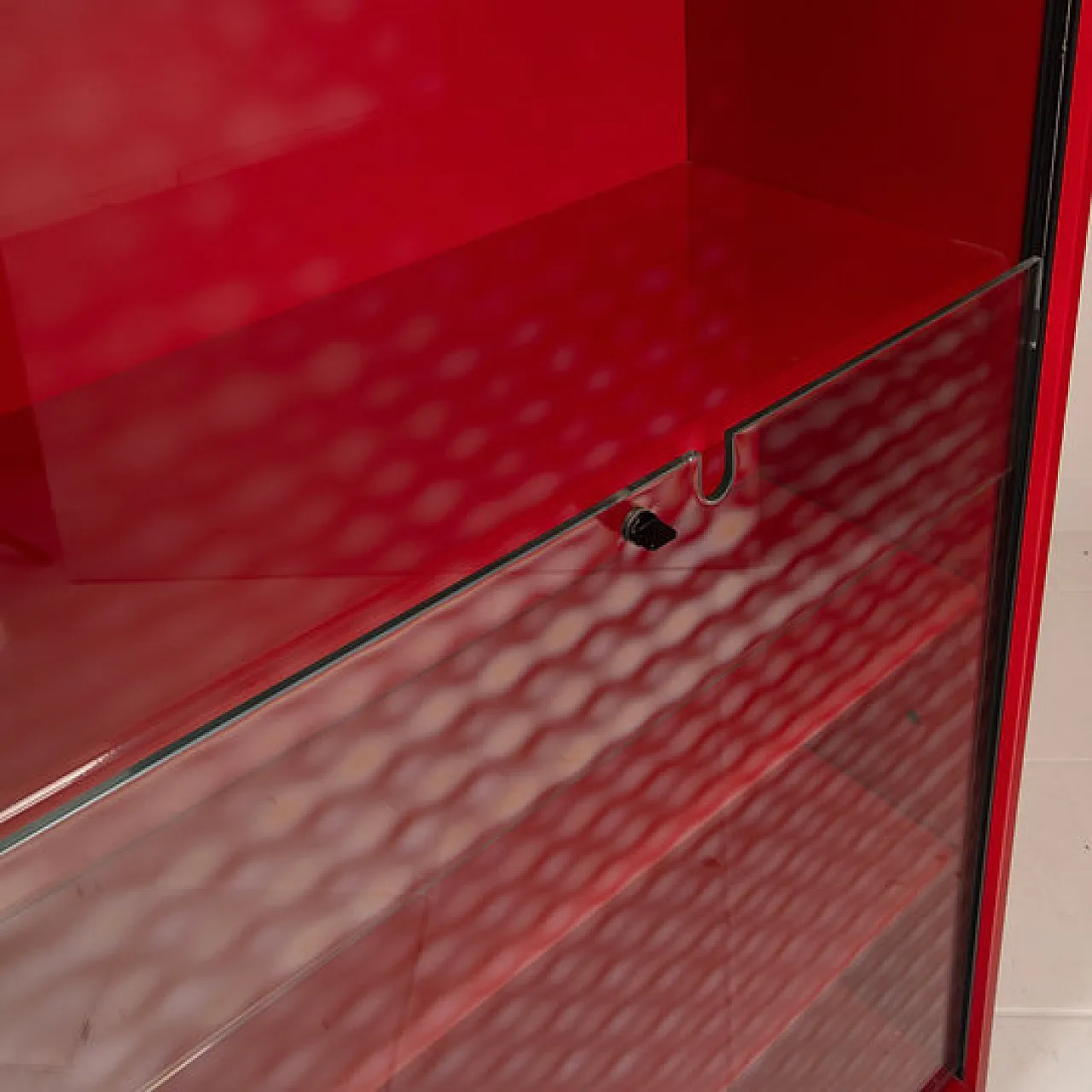 Vetrina girevole bifacciale in lacca rossa di Arflex, anni '80 11