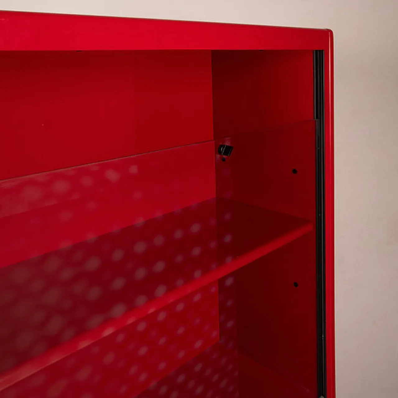 Vetrina girevole bifacciale in lacca rossa di Arflex, anni '80 12
