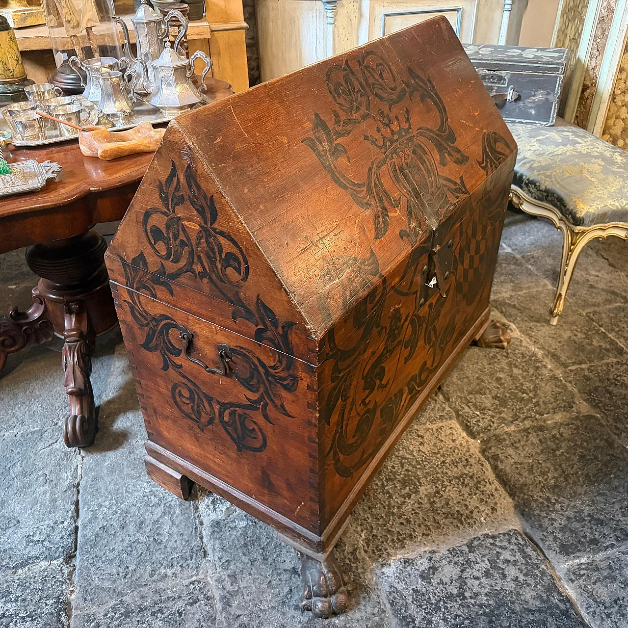 Lacquered noble blanket chest, late 18th century 5