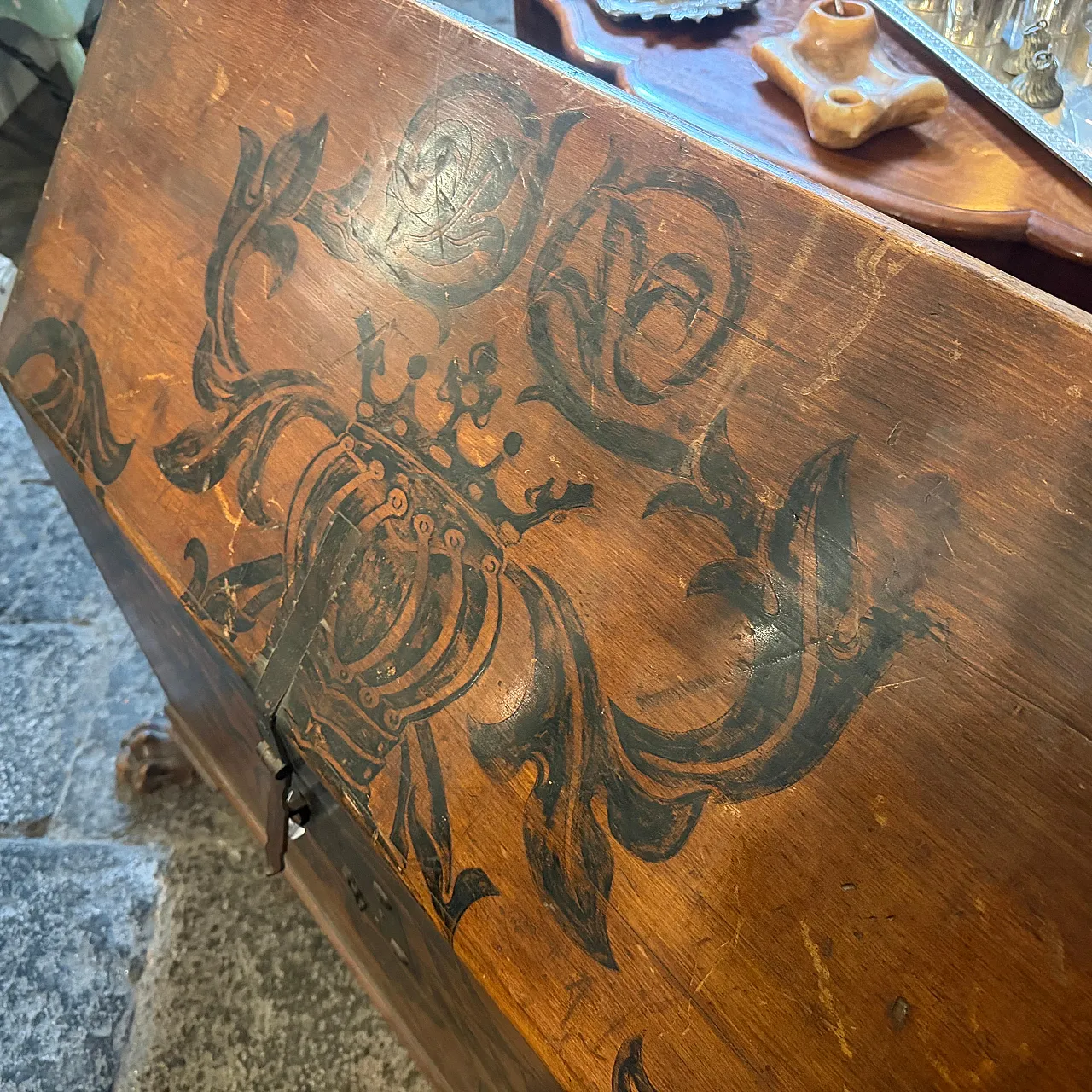 Lacquered noble blanket chest, late 18th century 6