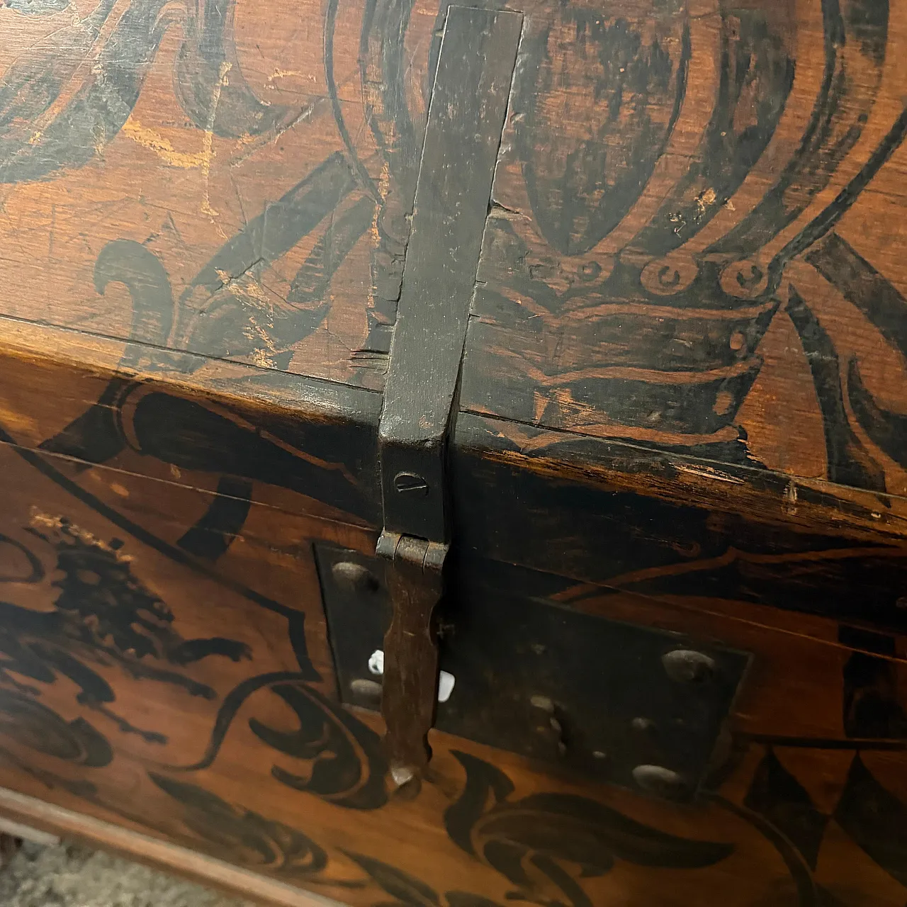 Lacquered noble blanket chest, late 18th century 7