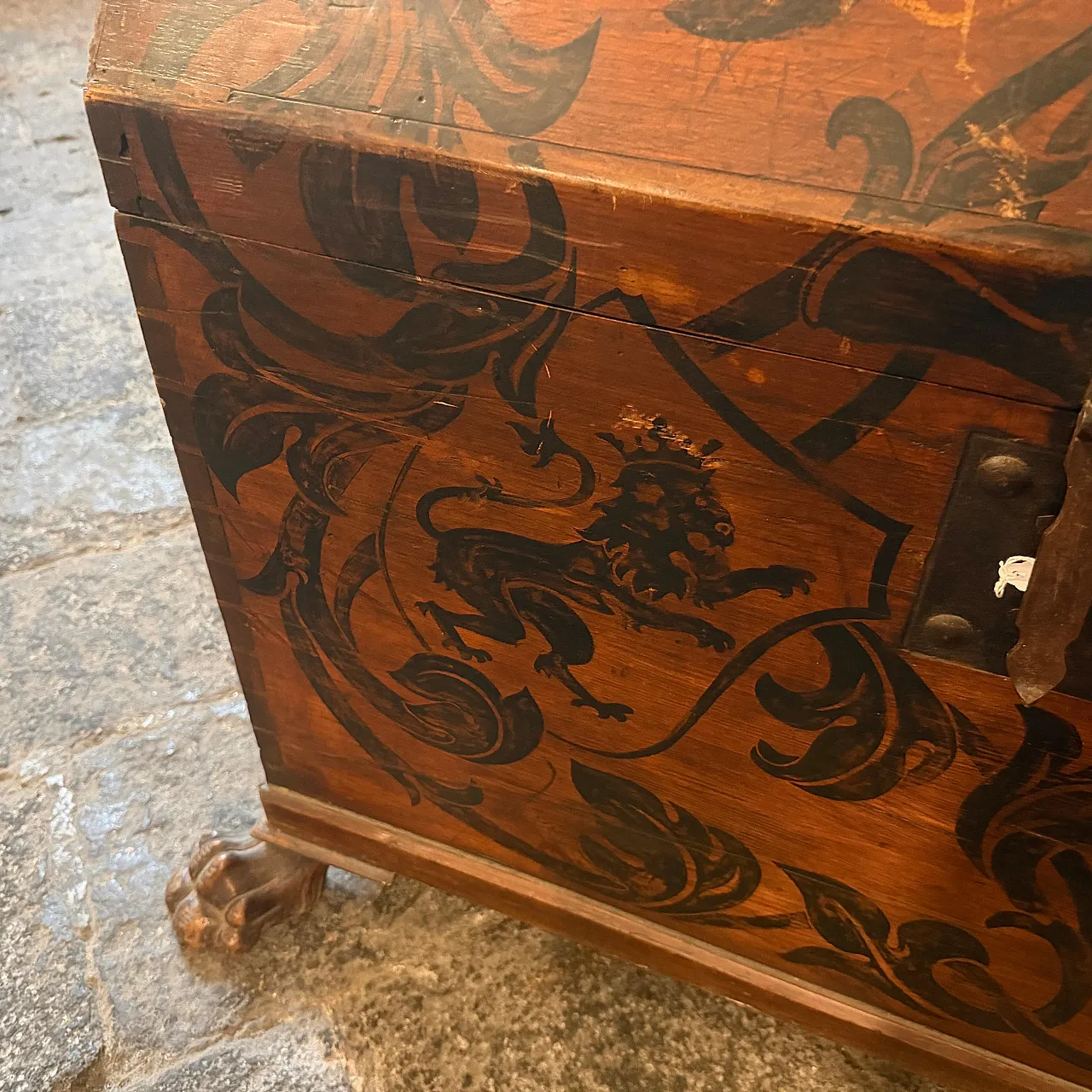Lacquered noble blanket chest, late 18th century 9