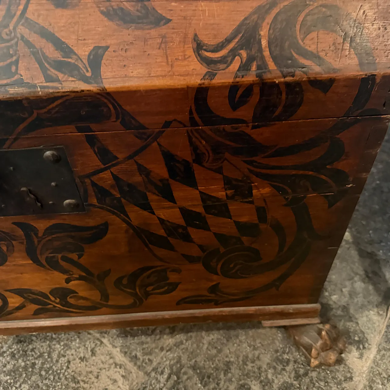 Lacquered noble blanket chest, late 18th century 10