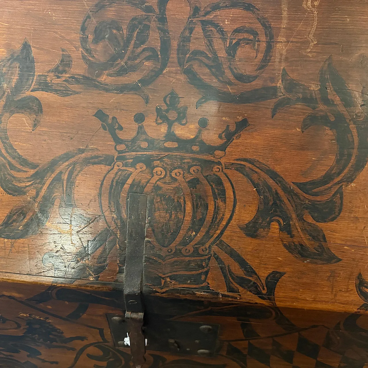 Lacquered noble blanket chest, late 18th century 11