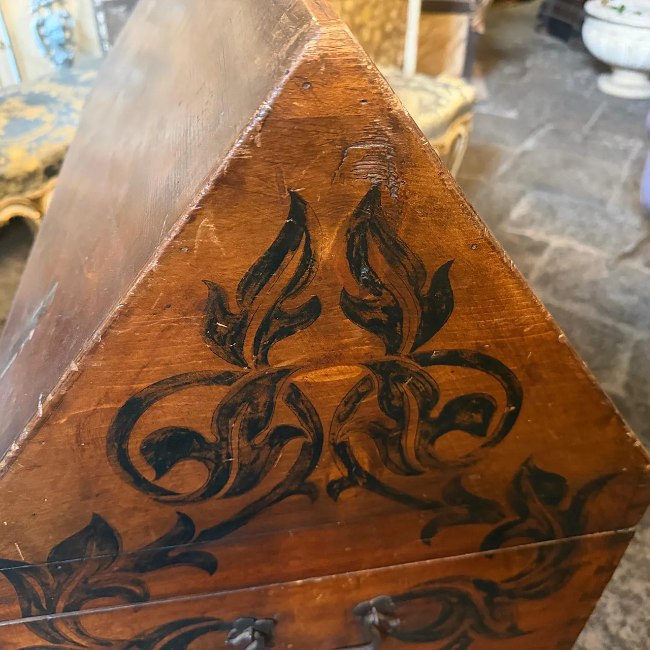 Lacquered noble blanket chest, late 18th century 12