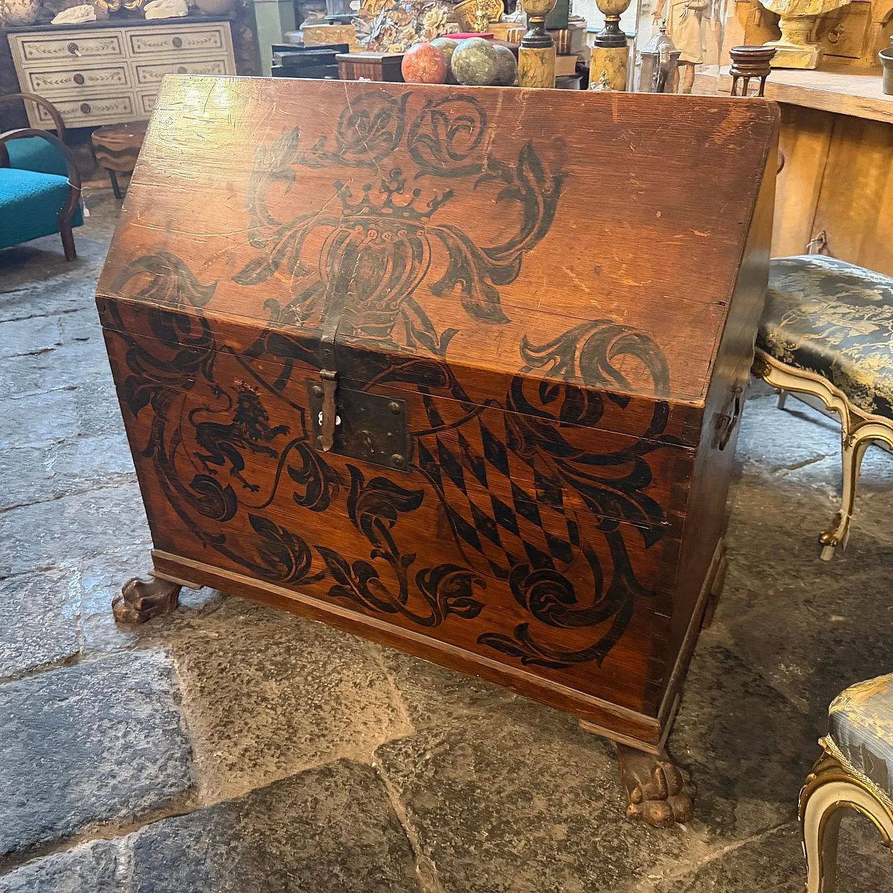 Lacquered noble blanket chest, late 18th century 13