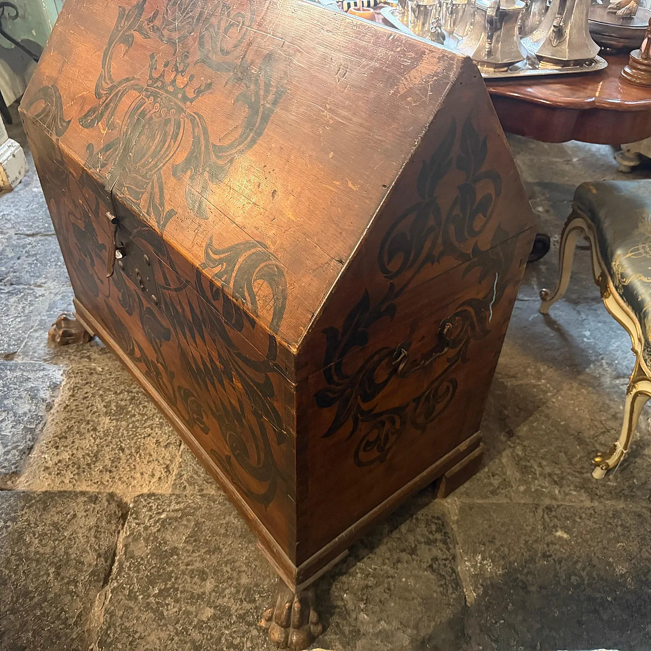 Lacquered noble blanket chest, late 18th century 14