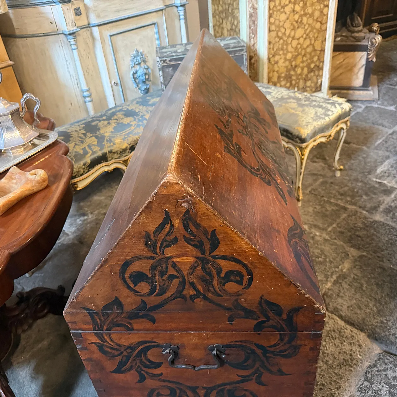 Lacquered noble blanket chest, late 18th century 15