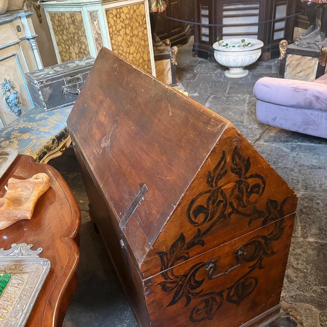 Lacquered noble blanket chest, late 18th century 16