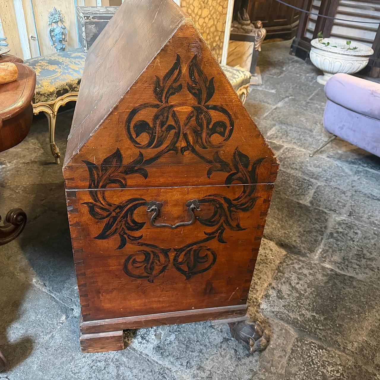 Lacquered noble blanket chest, late 18th century 17