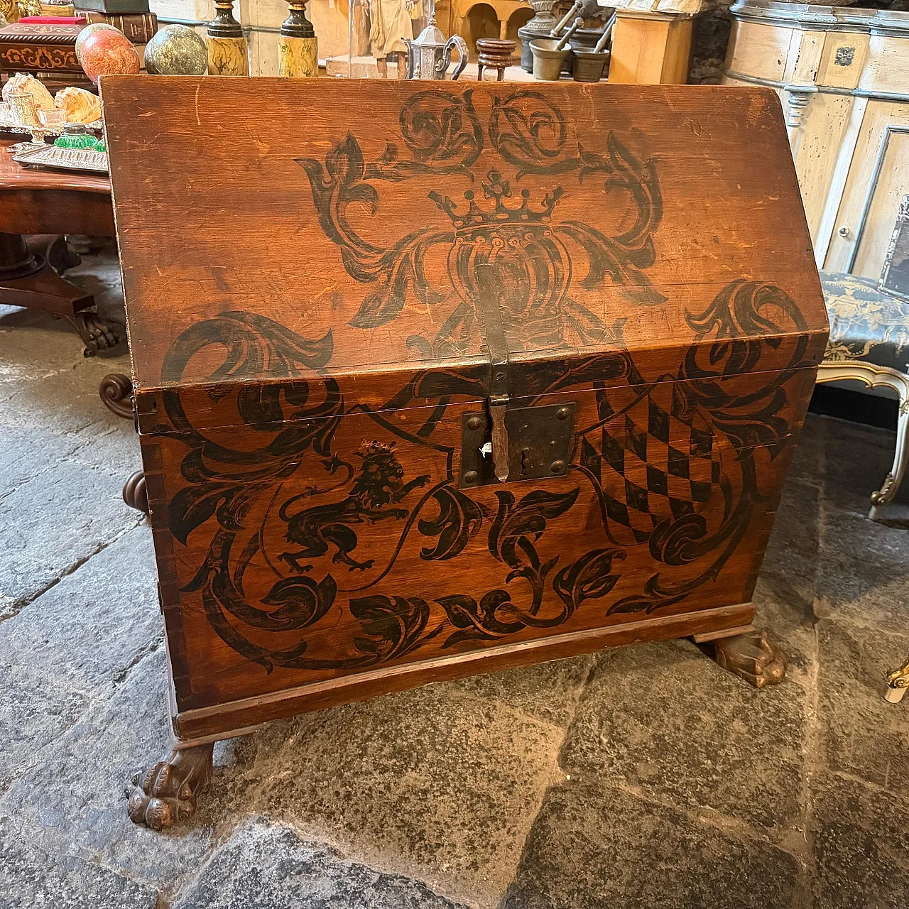 Lacquered noble blanket chest, late 18th century 18