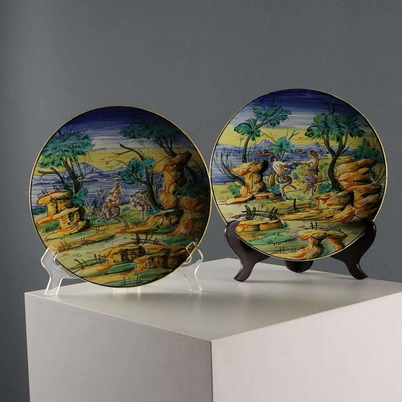 Coppia di piatti istoriati in maiolica, '900 1