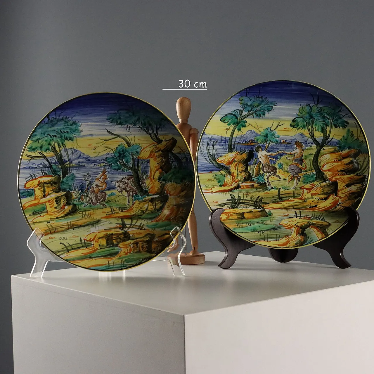 Coppia di piatti istoriati in maiolica, '900 2
