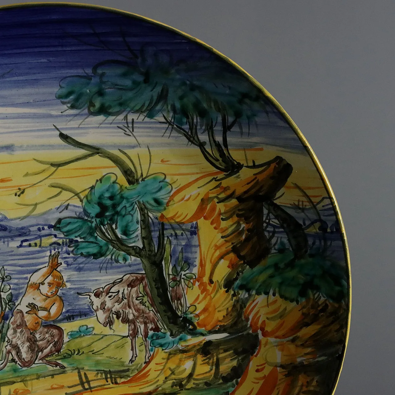 Coppia di piatti istoriati in maiolica, '900 8