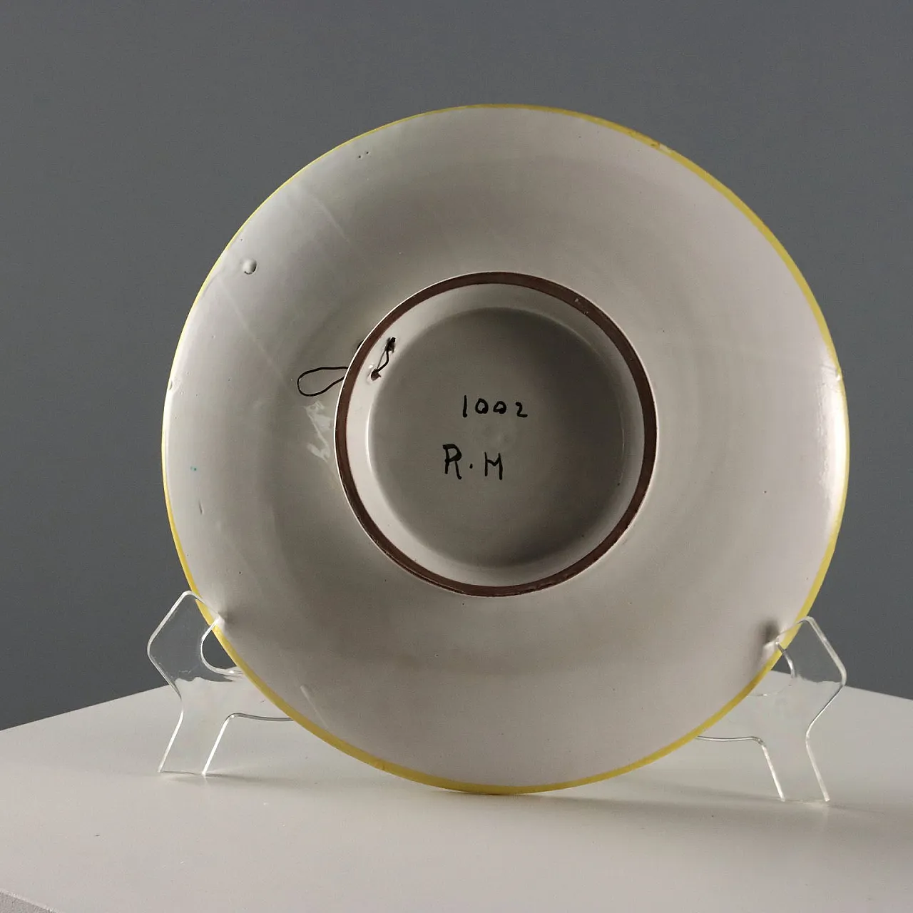 Coppia di piatti istoriati in maiolica, '900 9