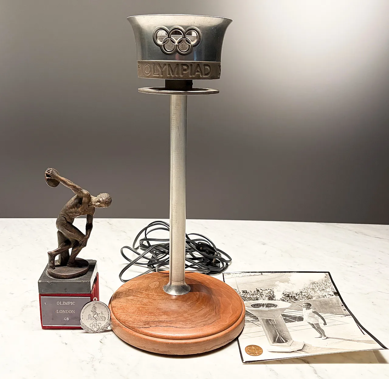 Torcia olimpica ufficiale dell'estate XIV di Londra 1948 e lampada con statua di Discobolo 1