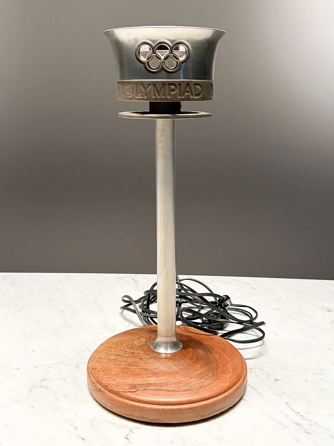 Torcia olimpica ufficiale dell'estate XIV di Londra 1948 e lampada con statua di Discobolo 2