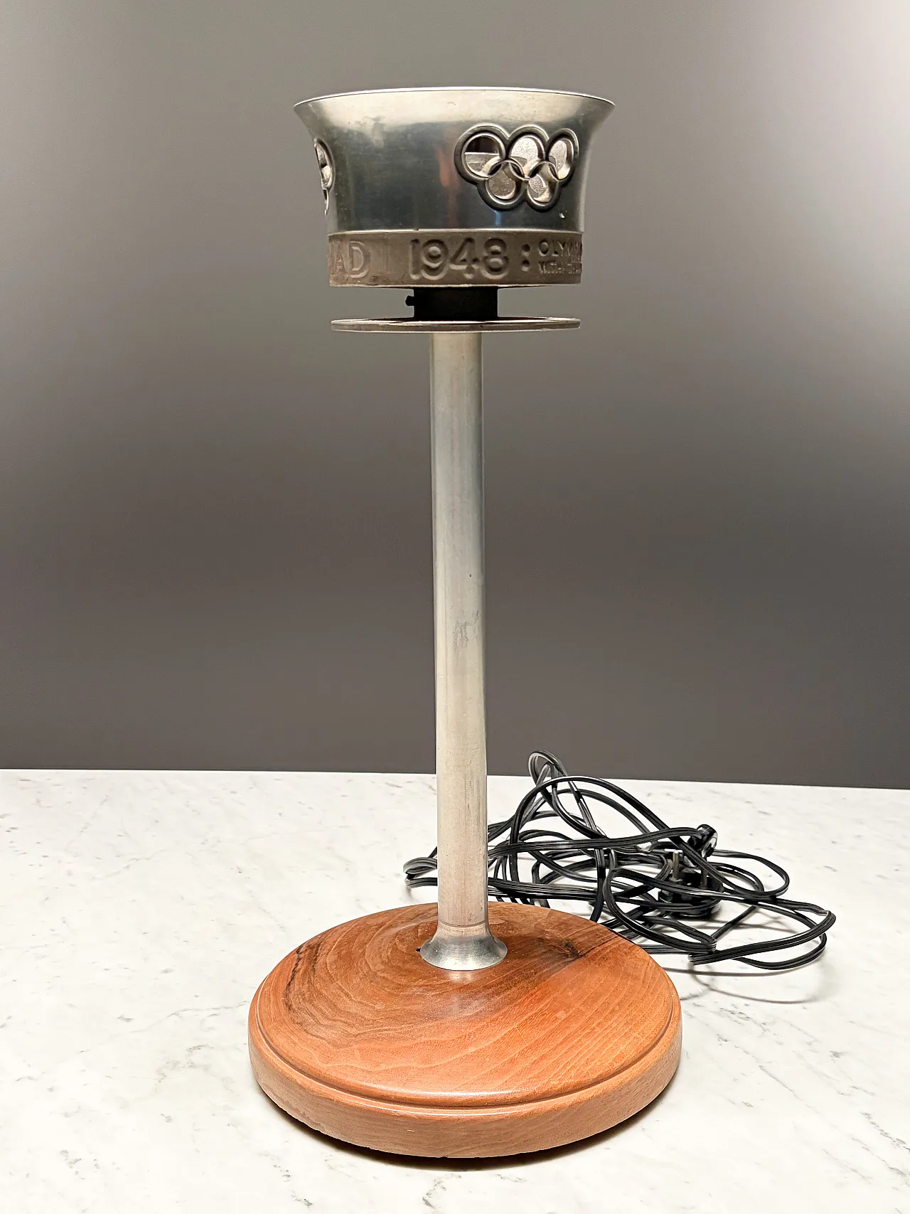 Torcia olimpica ufficiale dell'estate XIV di Londra 1948 e lampada con statua di Discobolo 3